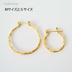 画像2: 【フープピアス】プレーンに極細銀線を巻きつけた細工が美しい25mmフープピアス（ゴールド）K24K/K18K/ピンクゴールド【ニッケルフリー】【金属アレルギー】【フィリグリー】 (2)