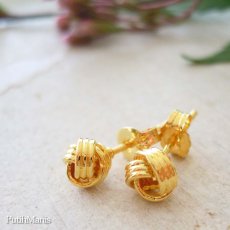 画像5: 一粒地金スタッドピアス・くるみボタンのようなチャームのスタッズピアス【金属アレルギー】ニッケルフリー＊日本の職人による最高級ゴールド加工。 (5)