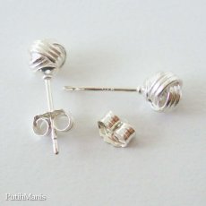 画像2: 一粒地金のシルバースタッドピアス・銀線細工職人が作ったくるみボタンのようなチャームがついたスタッズピアス・silver925【金属アレルギー】金属アレルギーの方にもおすすめの無垢の高純度のsilver925。 (2)