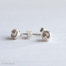 画像3: 一粒地金のシルバースタッドピアス・銀線細工職人が作ったくるみボタンのようなチャームがついたスタッズピアス・silver925【金属アレルギー】金属アレルギーの方にもおすすめの無垢の高純度のsilver925。 (3)