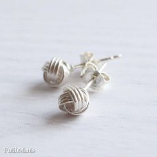 画像4: 一粒地金のシルバースタッドピアス・銀線細工職人が作ったくるみボタンのようなチャームがついたスタッズピアス・silver925【金属アレルギー】金属アレルギーの方にもおすすめの無垢の高純度のsilver925。 (4)