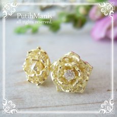 画像1: 蓮の花を美しい透かしの細工で表現してCZ一粒石を入れた小さめのトップのゴールドピアス。金属アレルギーの方にもおすすめできるニッケルフリー加工ニッケルフリー＊日本の職人による最高級ゴールド加工。 (1)