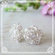 画像1: 蓮の花を美しい透かしの細工で表現してCZ一粒石を入れた小さめのシルバーピアス。金属アレルギーの方にもおすすめできるsilver925金属アレルギーの方にもおすすめのsilver925。 (1)