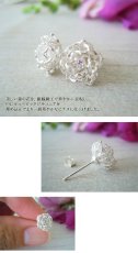 画像2: 蓮の花を美しい透かしの細工で表現してCZ一粒石を入れた小さめのシルバーピアス。金属アレルギーの方にもおすすめできるsilver925金属アレルギーの方にもおすすめのsilver925。 (2)