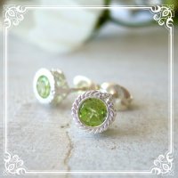 ペリドットの一粒ピアス。サイドの透かしの銀線細工から光こぼれて美しい8月誕生石ペリドットの一粒石シルバーピアス。・silver925【金属アレルギー】金属アレルギーの方にもおすすめの無垢の高純度のsilver925。