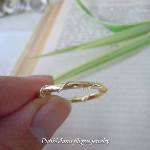 画像3: ねじりワイヤーの中細リング|シンプルプレーン2mmリングに極細ワイヤーを巻きつけた面白デザイン【金属アレルギーの方に配慮したニッケルフリー加工】