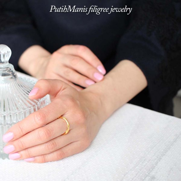 画像5: ねじりワイヤーの中細リング|シンプルプレーン2mmリングに極細ワイヤーを巻きつけた面白デザイン【金属アレルギーの方に配慮したニッケルフリー加工】