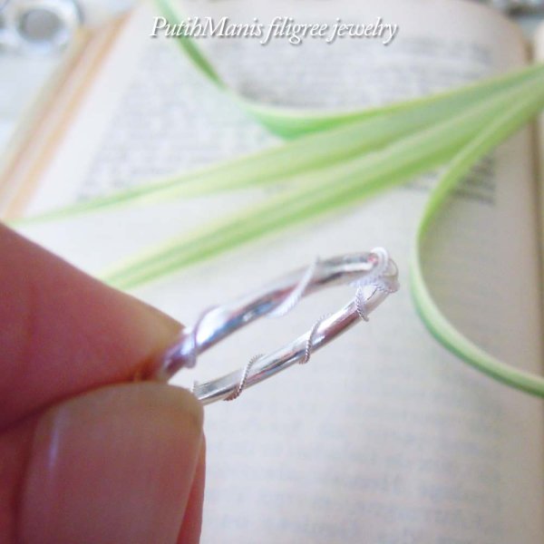 画像4: ねじりワイヤーの中細リング|シンプルプレーン2mmリングに極細ワイヤーを巻きつけた面白デザイン【silver925】