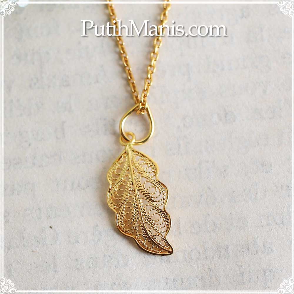 葉っぱのゴールドチャームのネックレス｜銀線細工の透かしが美しい葉脈 