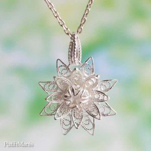 画像: 蓮の花のネックレス(M3)｜蓮の花を現地職人が軽やかに表現したチャーム【silver925】