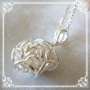 画像: ローズチャームネックレス｜銀線細工で作った繊細な透かしの花びらを重ねた美しい薔薇・バラのシルバーネックレスsilver925
