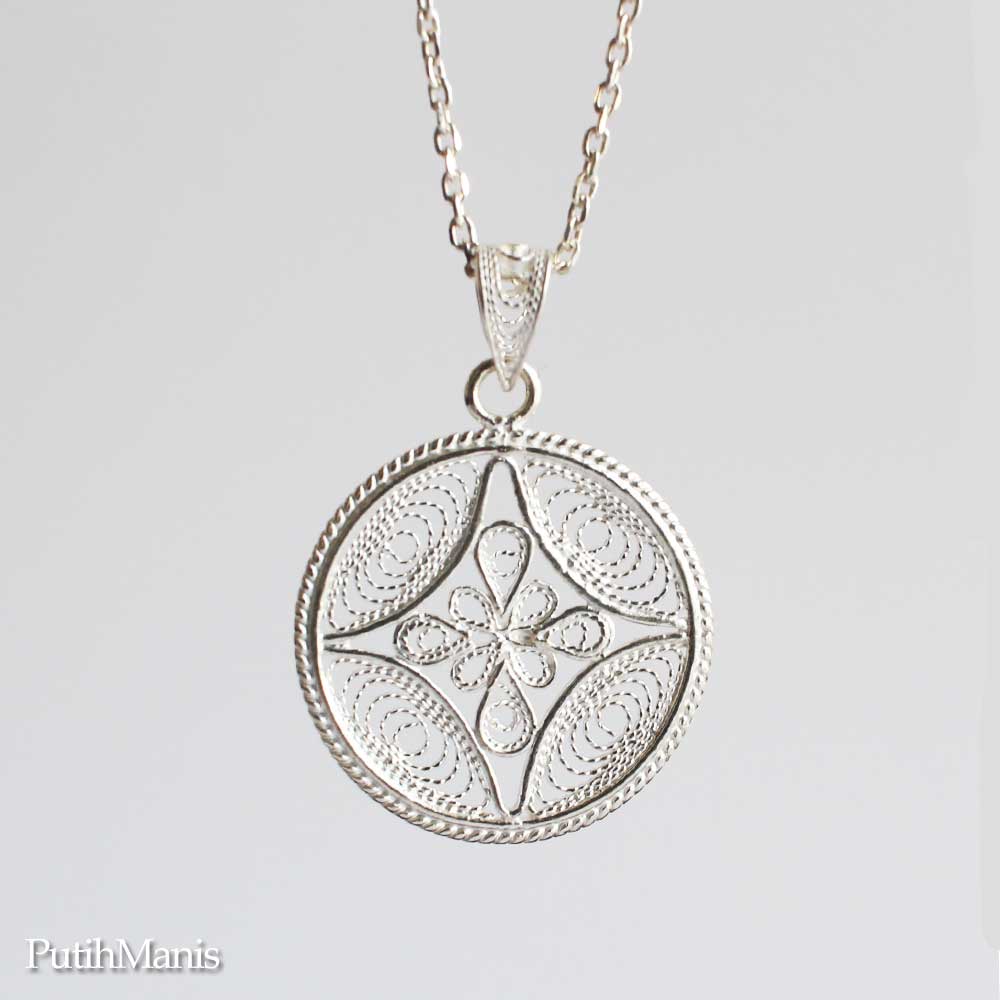 画像1: コインチャームネックレスsilver925　銀線細工のサークルチャームにタイトなフラワークロス【silver925】