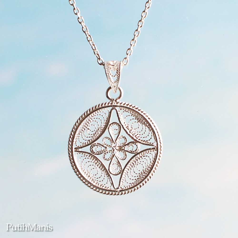 画像6: コインチャームネックレスsilver925　銀線細工のサークルチャームにタイトなフラワークロス【silver925】