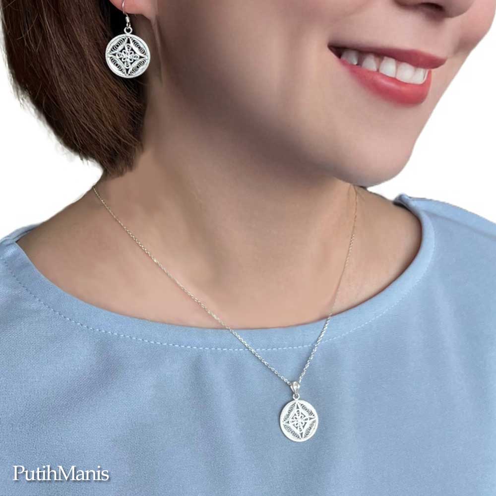 画像3: コインチャームネックレスsilver925　銀線細工のサークルチャームにタイトなフラワークロス【silver925】