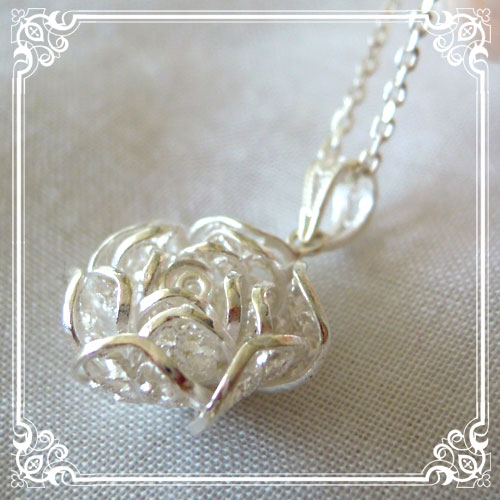画像1: ローズチャームネックレス｜銀線細工で作った繊細な透かしの花びらを重ねた美しい薔薇・バラのシルバーネックレスsilver925
